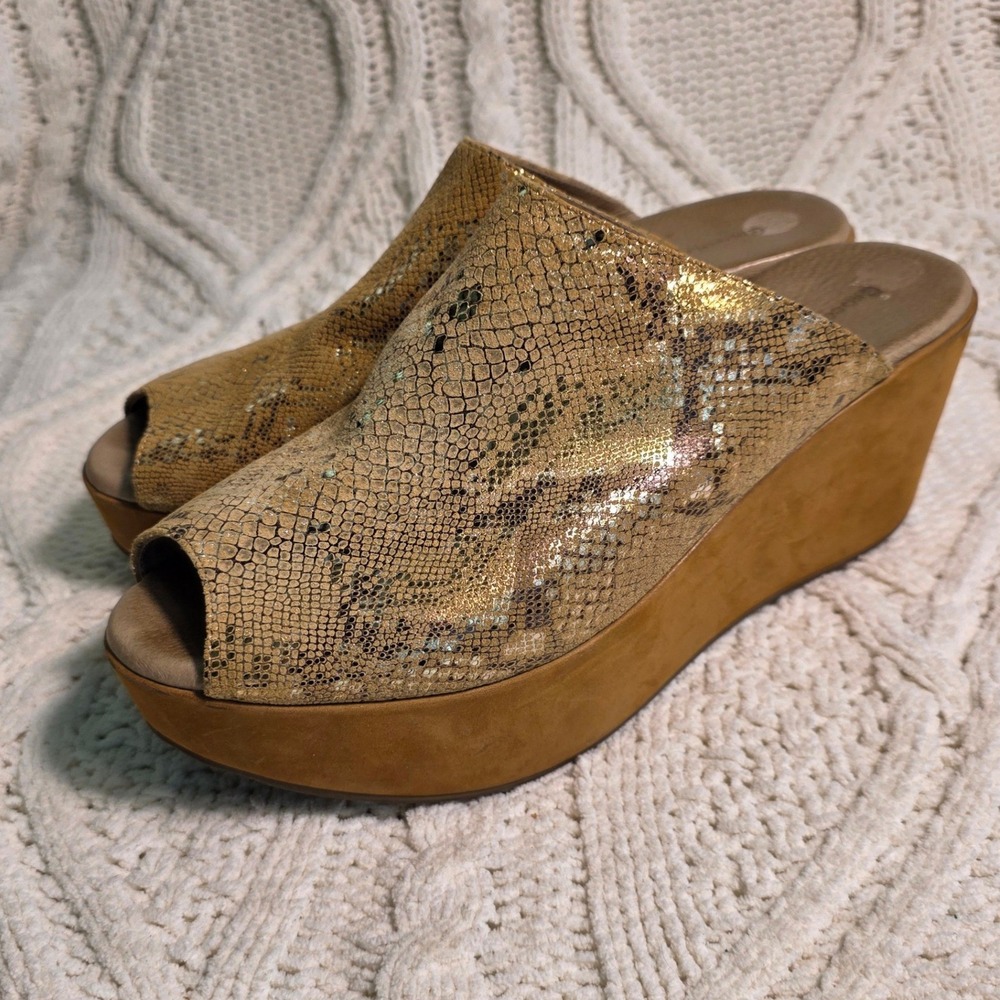 Chocolat Blu Yiona Wedge Sandals Gold Snakeskin Peep Toe Women 10 Excellent